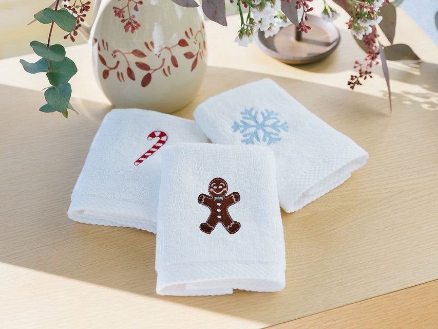 https://www.torresnovas1845.com/cdn/shop/files/torres-novas-christmas-23-bath-towels-product-embroidery-3-2_c77ff30a-00cd-4368-96c8-291f652c063e_1440x640_crop_center.jpg?v=1701281067